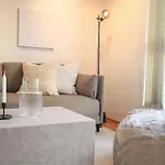 Live In A Stylish In The Center Of 아파트
